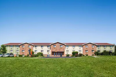 Photo 2 - Super 8 by Wyndham Lenexa Overland Park/Mall Area