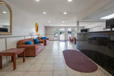 Photo 2 - Super 8 by Wyndham College Station
