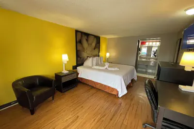 Photo 4 - Super 8 by Wyndham Monroe