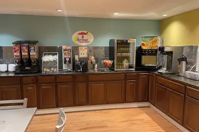 Photo 2 - Super 8 by Wyndham Monroe