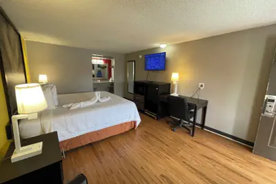 Photo 3 - Super 8 by Wyndham Monroe