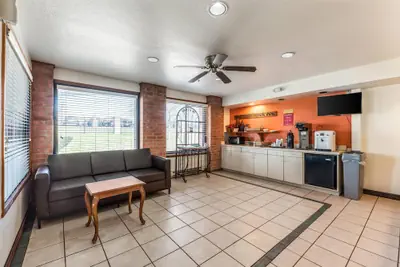Photo 4 - Econo Lodge Inn & Suites Mckinney - Plano North