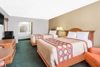 Photo 4 - Super 8 by Wyndham Greensboro