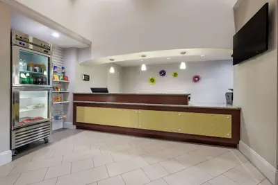 Photo 4 - SureStay Hotel by Best Western Deer Park