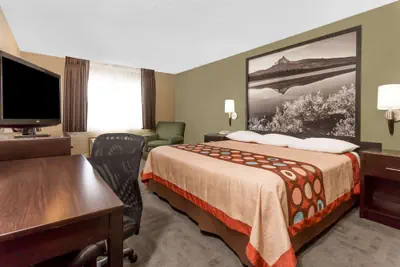 Photo 2 - Super 8 by Wyndham LaGrande