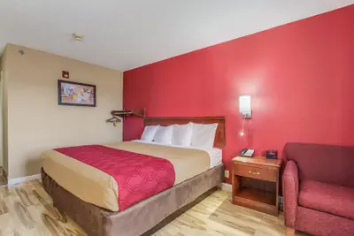 Photo 3 - Econo Lodge Shelbyville