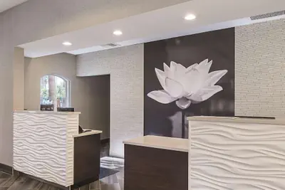 Photo 4 - La Quinta Inn & Suites by Wyndham Ontario Airport