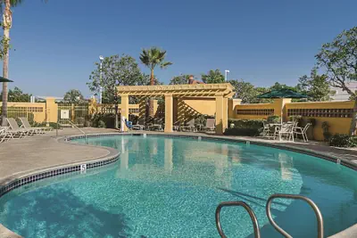 Photo 2 - La Quinta Inn & Suites by Wyndham Ontario Airport