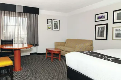 Photo 5 - La Quinta Inn & Suites by Wyndham Ontario Airport