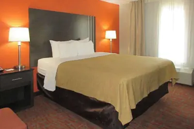 Photo 2 - Quality Inn & Suites Fresno Northwest