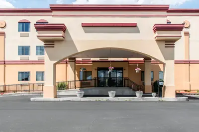 Photo 2 - Econo Lodge Carlisle Central