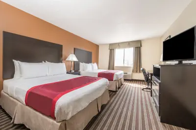 Photo 5 - Days Inn & Suites by Wyndham Dallas