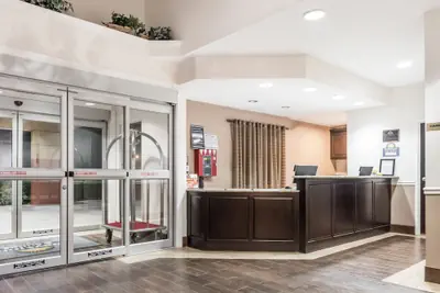 Photo 4 - Days Inn & Suites by Wyndham Dallas