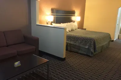 Photo 4 - Days Inn & Suites by Wyndham Houston North/Spring