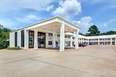 Photo 2 - Motel 6 Lindale, TX