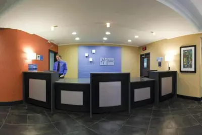 Photo 4 - Holiday Inn Express & Suites North Kansas City by IHG