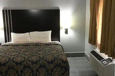 Photo 4 - Express Inn