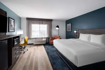 Photo 5 - La Quinta Inn & Suites by Wyndham Greensboro NC