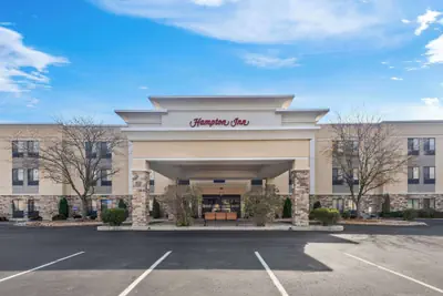 Photo 2 - Hampton Inn Marion