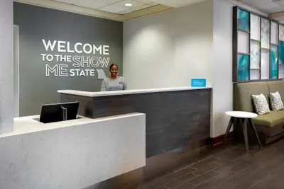 Photo 5 - Hampton Inn & Suites Kansas City-Country Club Plaza