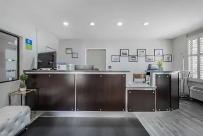 Photo 3 - SureStay Hotel by Best Western Beverly Hills West LA