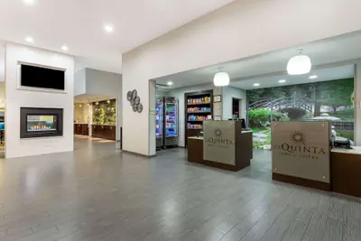 Photo 4 - La Quinta Inn & Suites by Wyndham Rockford