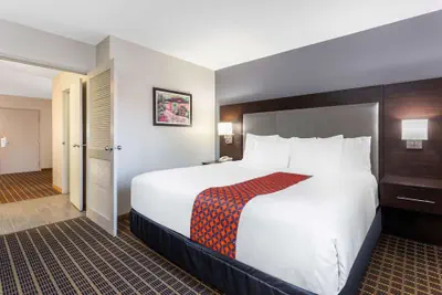 Photo 2 - La Quinta Inn & Suites by Wyndham Rockford