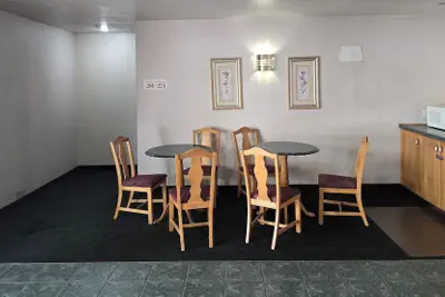 Photo 4 - Economy Inn