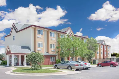 Photo 2 - Days Inn & Suites by Wyndham Hutchinson