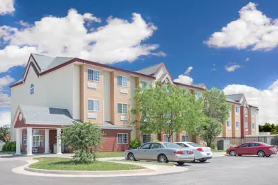 Photo 2 - Days Inn & Suites by Wyndham Hutchinson