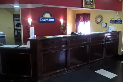 Photo 4 - Days Inn & Suites by Wyndham Hutchinson