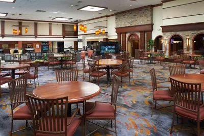 Photo 5 - DoubleTree by Hilton Detroit - Dearborn