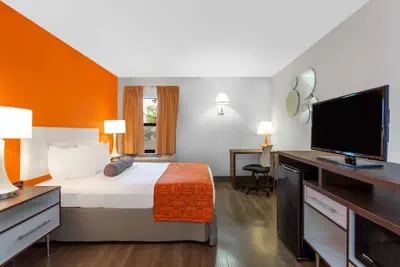 Photo 5 - Howard Johnson by Wyndham Waukegan Great Lakes