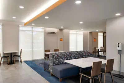 Photo 4 - La Quinta Inn & Suites by Wyndham Springfield