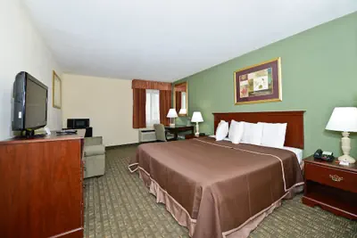 Photo 5 - Howard Johnson Hotel by Wyndham Newark Airport