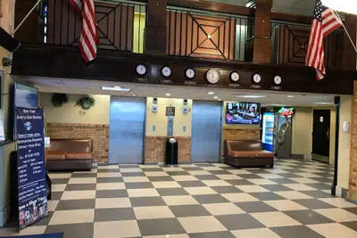 Photo 4 - Howard Johnson Hotel by Wyndham Newark Airport