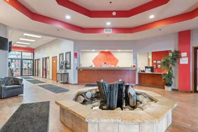 Photo 2 - Ramada by Wyndham Sioux Falls Airport-Waterpark & Event Ctr