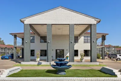 Photo 2 - HomeTowne Studios San Antonio E - Frost Bank Center
