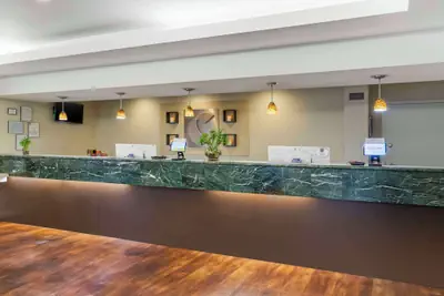 Photo 5 - Comfort Inn & Suites Sea-Tac Airport