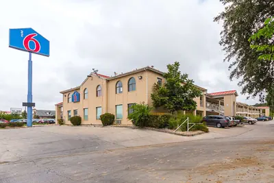 Photo 2 - Motel 6 San Antonio, TX - Fiesta Trails
