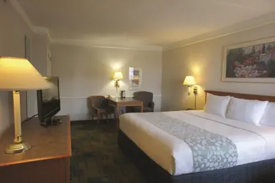 Photo 3 - Super 8 by Wyndham Austin South / I-35