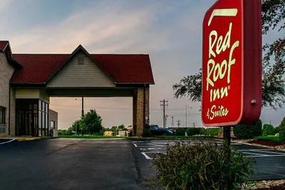 Photo 2 - Red Roof Inn & Suites Middletown - Franklin