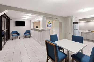 Photo 4 - Days Inn & Suites by Wyndham Vicksburg