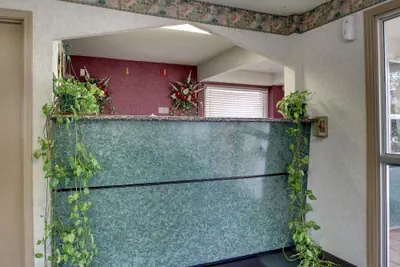 Photo 3 - Key West Inn - Montgomery
