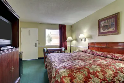 Photo 4 - Key West Inn - Montgomery