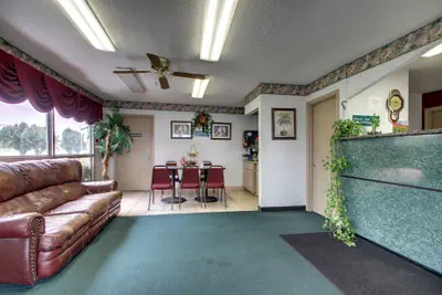 Photo 2 - Key West Inn - Montgomery