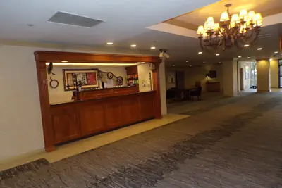 Photo 4 - Piccadilly Inn Airport
