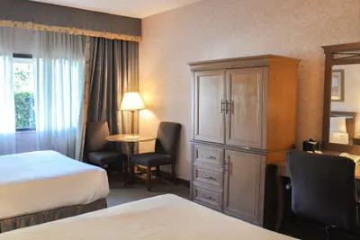 Photo 5 - Piccadilly Inn Airport