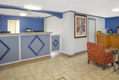 Photo 4 - Travelodge by Wyndham Fort Myers North