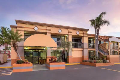 Photo 2 - Travelodge by Wyndham Fort Myers North